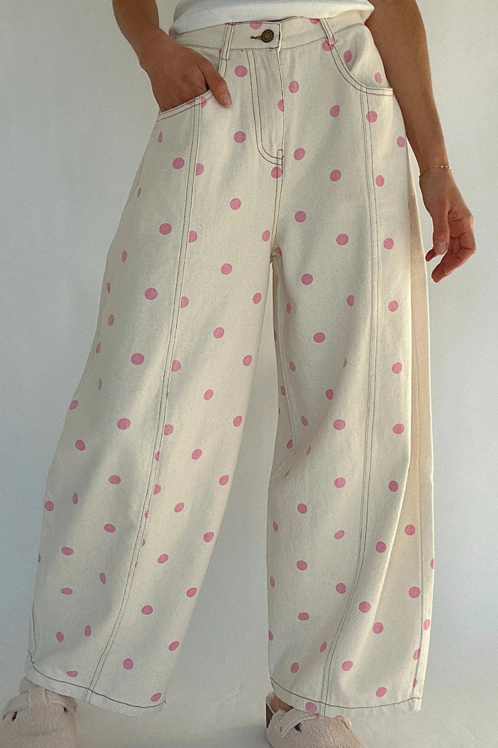 Beige barrel jeans with pink polka dot print, mid rise and ankle length